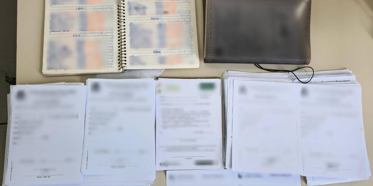 No imóvel da investigada, foram apreendidos vários documentos falsificados, incluindo formulários de atestados médicos com logotipos de hospitais e operadoras de planos de saúde (PCMG / divulgação)