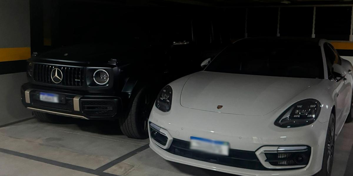 Foram apreendidos três veículos de luxo - avaliados em mais de R$ 3 milhões, entre eles uma Mercedes e uma Porsche (PCMG / divulgação)