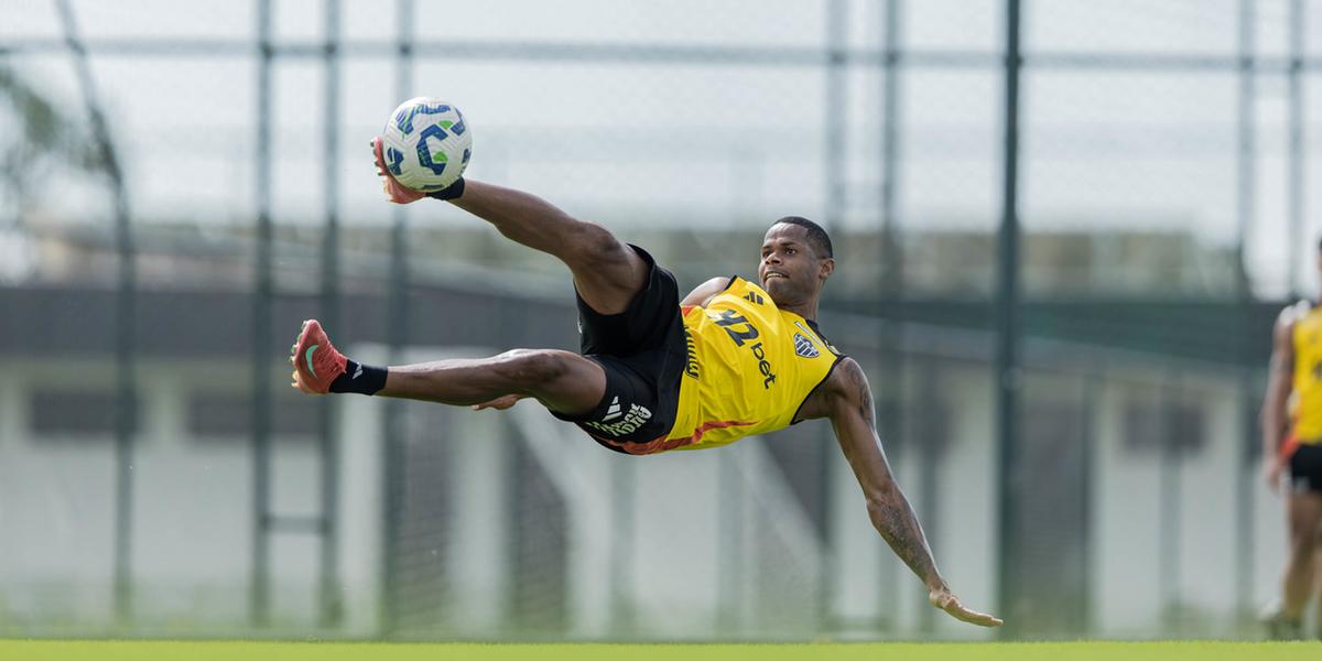 Júnior Santos e dudu podem ocupar a vaga de Cuello (Foto: Pedro Souza / Atlético)