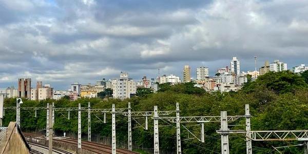 BH com céu parcialmente nublado a nublado e possibilidade de chuva isolada nesta terça-feira (Valéria Marques /Hoje em Dia)
