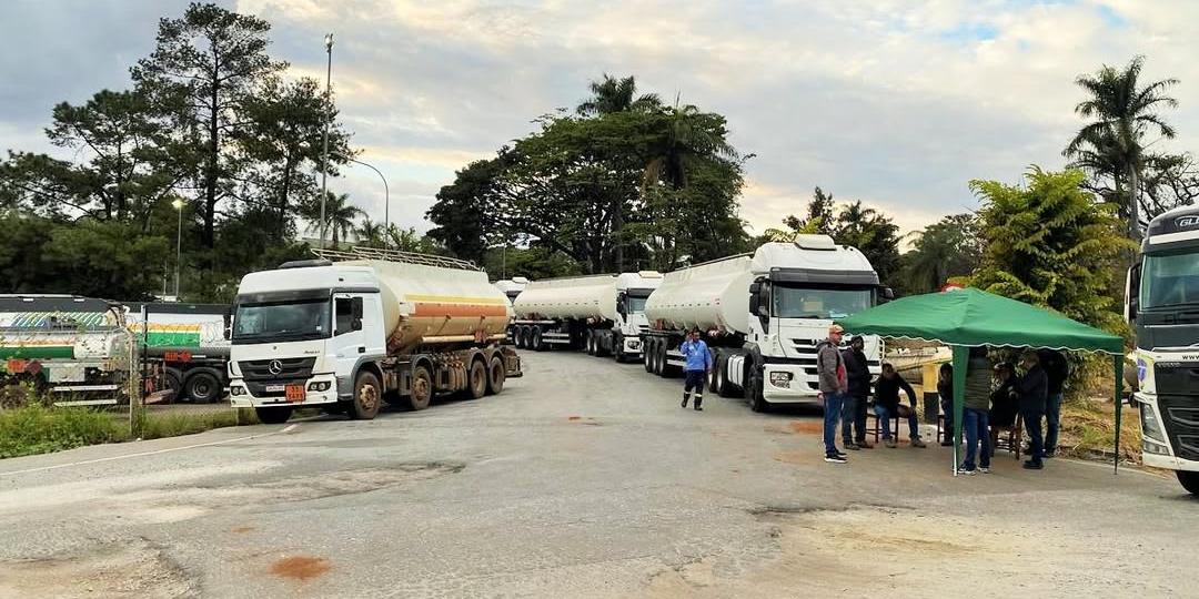 Caminhoneiros voltam a rodar após acordo com distribuidora (Reprodução / Instagram Sindtaque-mg)
