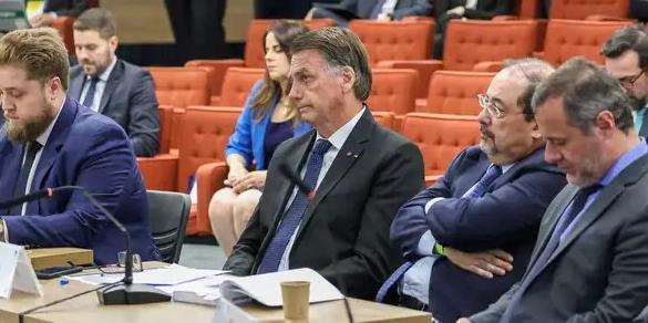 Bolsonaro desmentiu o ex-comandante da Aeronáutica Baptista Júnior, que estava no encontro, e disse que não recebeu voz de prisão do então comandante do Exército Freire Gomes (Gustavo Moreno/STF)