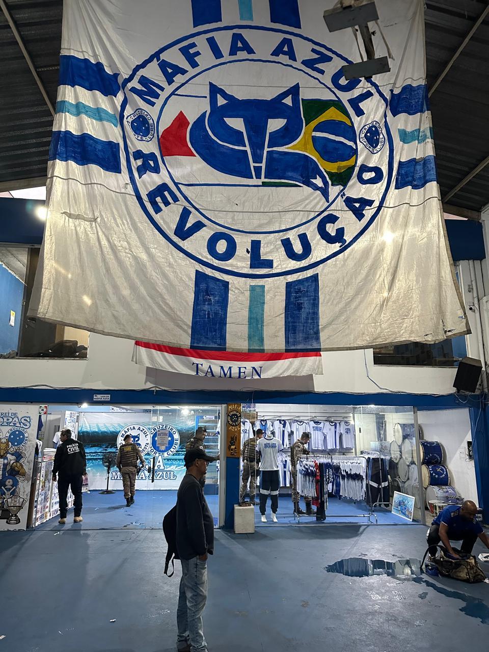 Mandados de busca e apreensão foram cumpridos na sede da Máfia Azul, no Barro Preto, em BH (Divulgação/ PCMG)