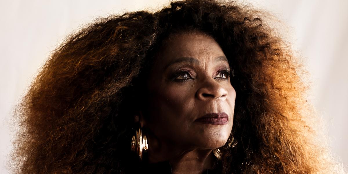 Peça estrelada por Zezé Motta é uma adaptação do livro de Maya Angelou, a primeira mulher negra a ser roteirista e diretora em Hollywood (Wagner Loiola / divulgação)
