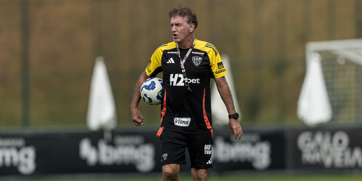 Técnico alvinegro aguarda atletas que estão servindo a seleção nas eliminatórias (Foto: Pedro Souza / Atlético)