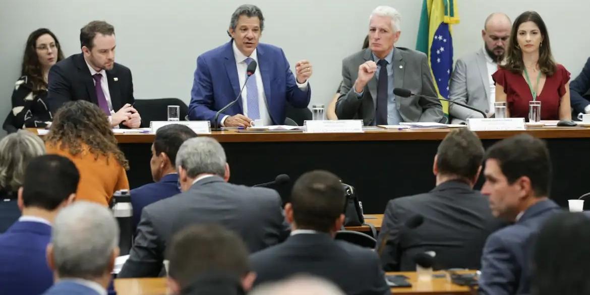 Parlamentares da oposição, que reclamaram de termos usados pelo ministro, não deixaram os demais deputados fazerem perguntas, o que levou ao fim da sessão, que era realizada de forma conjunta pelas Comissões de Finanças e Tributação e de Fiscalização Financeira (Lula Marques/Agência Brasil)