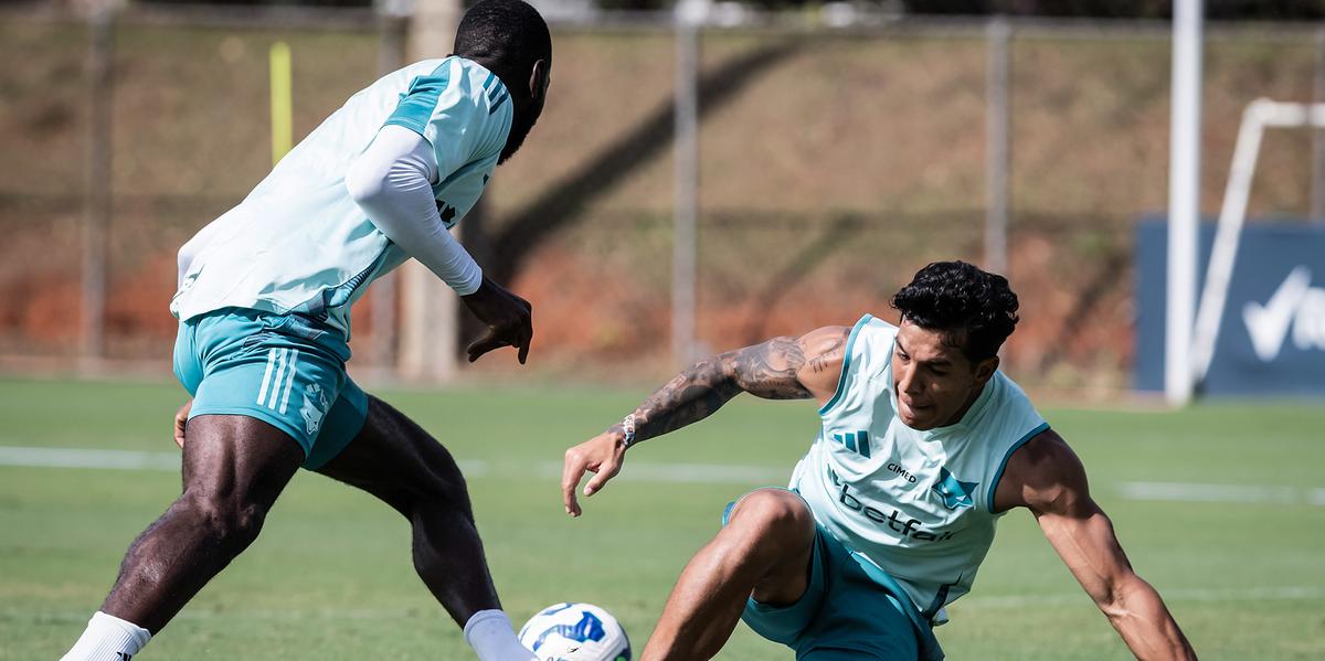 Bolasie e romero durante treino na Toca II (Foto: Gustavo Aleixo/Cruzeiro)
