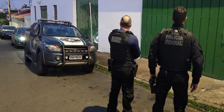 Ação realizou nesta quarta-feira (11) quatro mandados de busca e apreensão em empresas e residências dos suspeitos (Polícia Federal)
