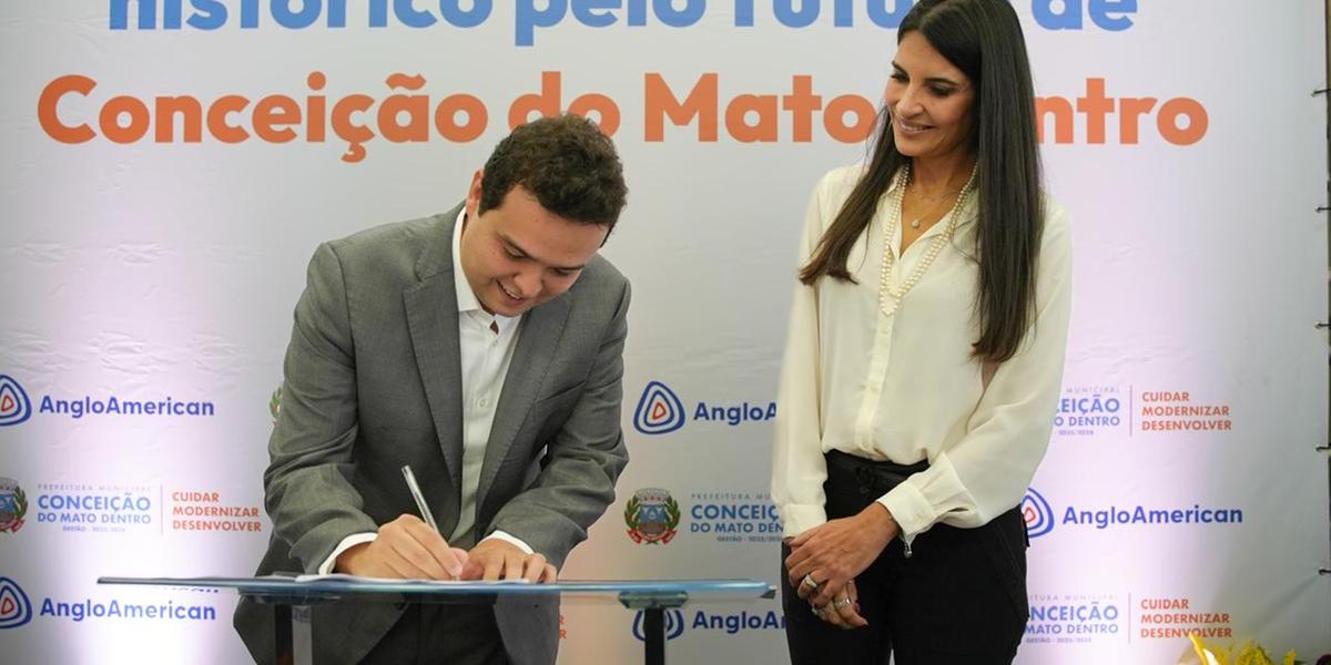 Prefeito Otacílio Neto Costa Mattos assina protocolo, ao lado de Ana Sanches, presidente da Anglo American no Brasil (A3 Midia / Divulgação)