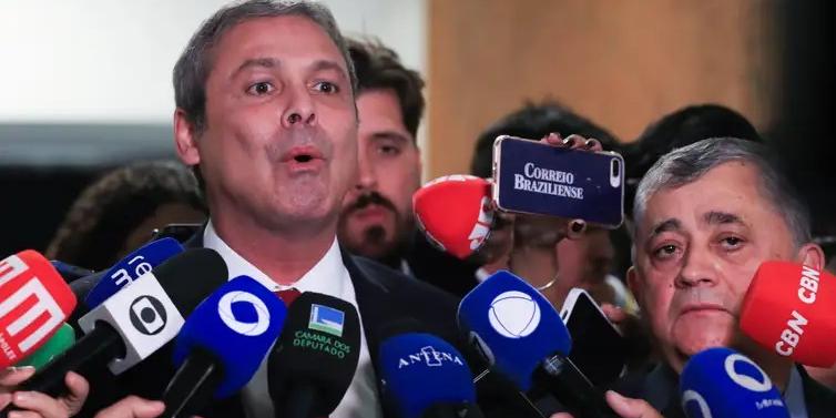 Lindbergh Farias e José Guimarães em coletiva após reunião de líderes (Lula Marques/Agência Brasil)