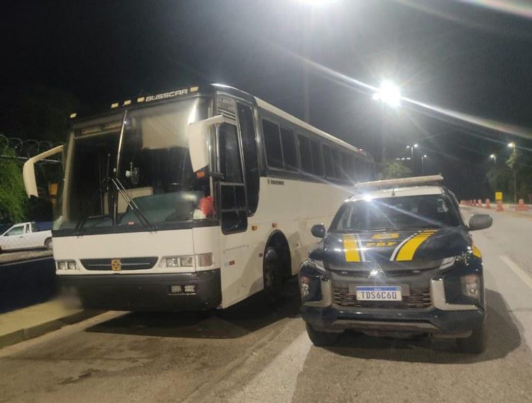 Ônibus, condutor e toda a carga foram encaminhados à Polícia Judiciária para os procedimentos legais cabíveis (PRF / divulgação)