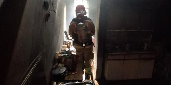 Ao chegarem ao local, militares encontraram o imóvel em chamas, principalmente nos cômodos da sala, cozinha e banheiro (CBMMG / divulgação)