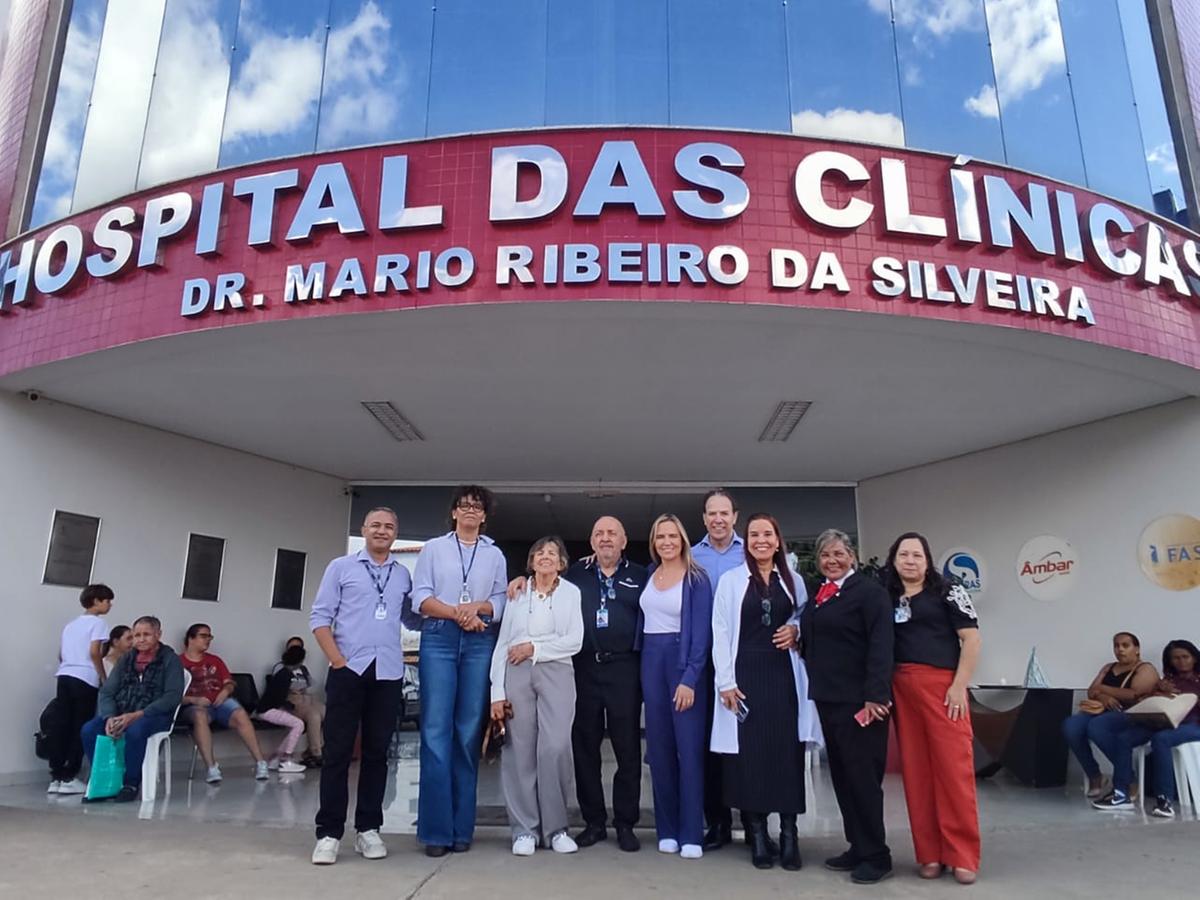 Celina Leão, vice-governadora do DF, ao lado de Ruy Muniz, Raquel Muniz e funcionários do HC Dr. Mário Ribeiro da Silveira (Márcia Vieira / O Norte)