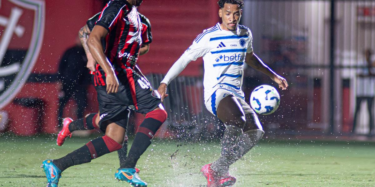 Cruzeiro esbarrou na forte chuva que caiu na capital baiana (Foto: Celo Gil)