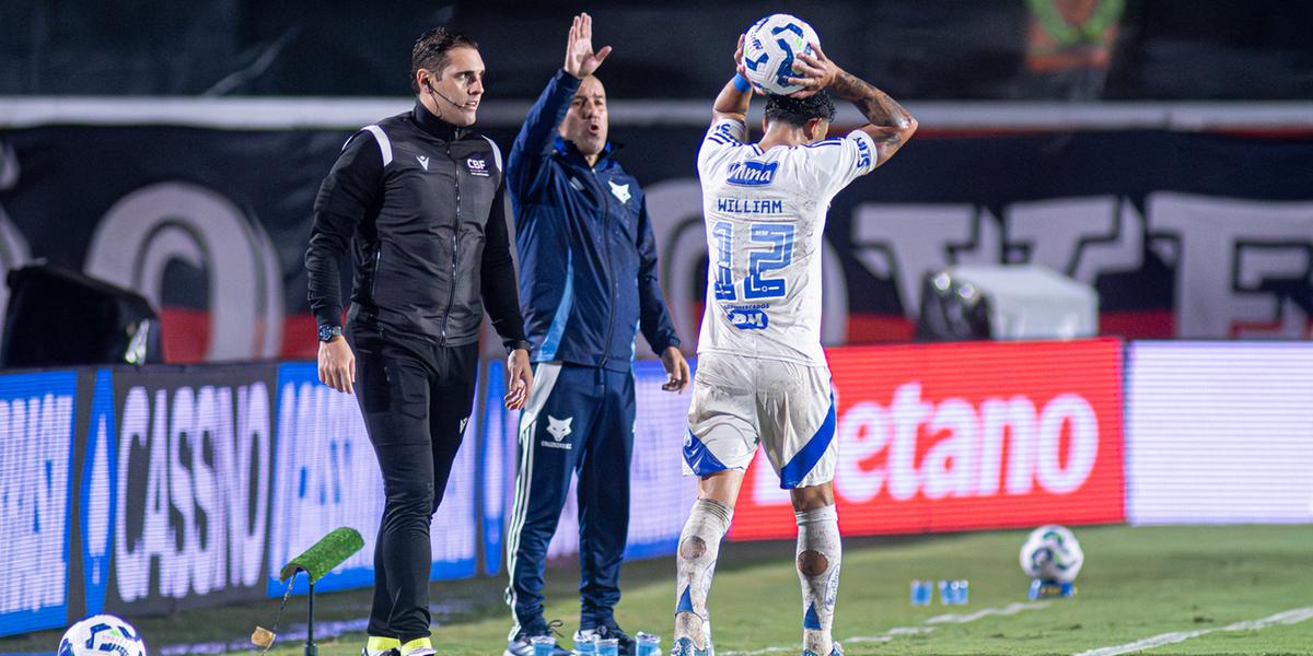 Técncio celeste criticou a realização da partida (Foto: Celo Gil)