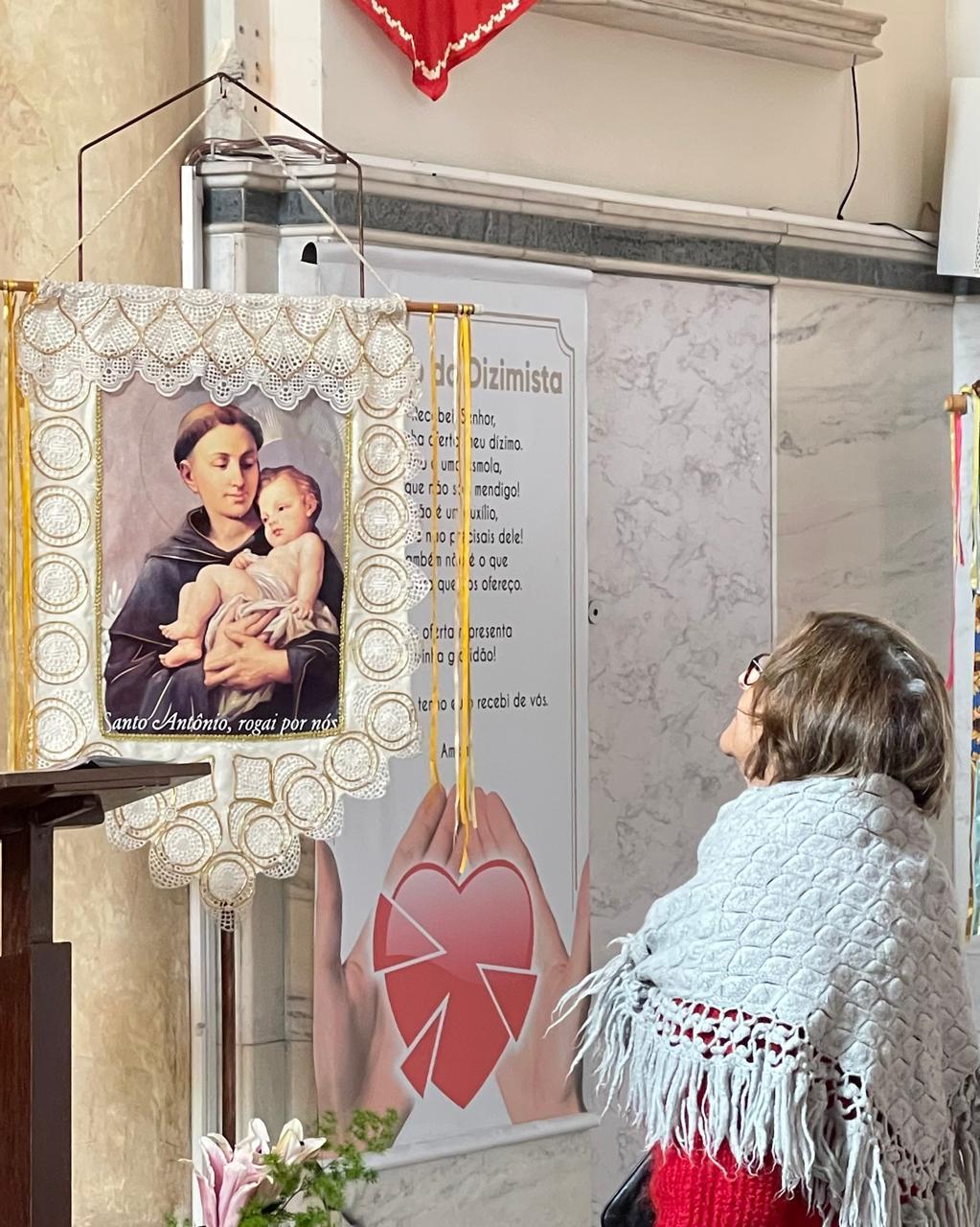 Marlene Lopes, de 83 anos, é devota de Santo Antônio (Valéria Marques/ Hoje em Dia)