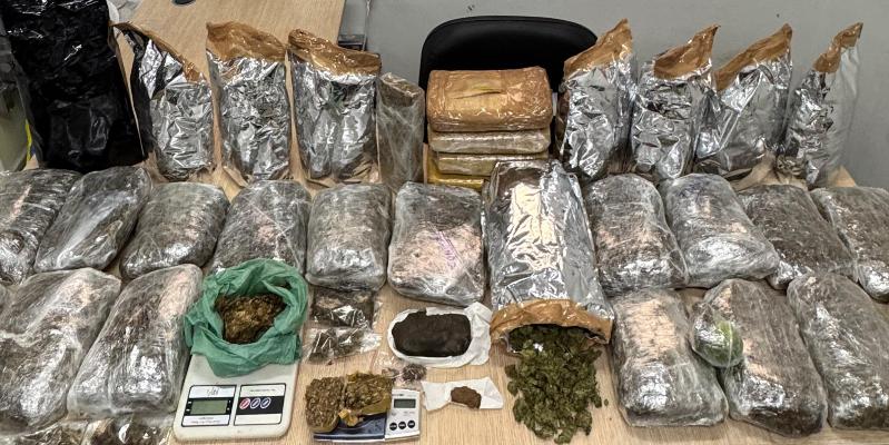 Foram apreendidos 20 quilos de skunk, quatro veículos e peças automotivas de origem ilícita (Divulgação/ PCMG)