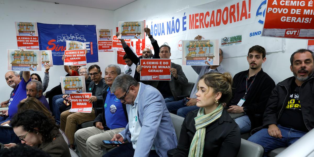 Representantes de sindicatos dos servidores públicos presentes na reunião (Guilherme Dardanhan / ALMG)