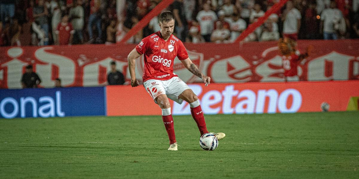 Vila Nova-GO com seu uniforme tradicional (Foto: Divulgação / Vila Nova F.C.)