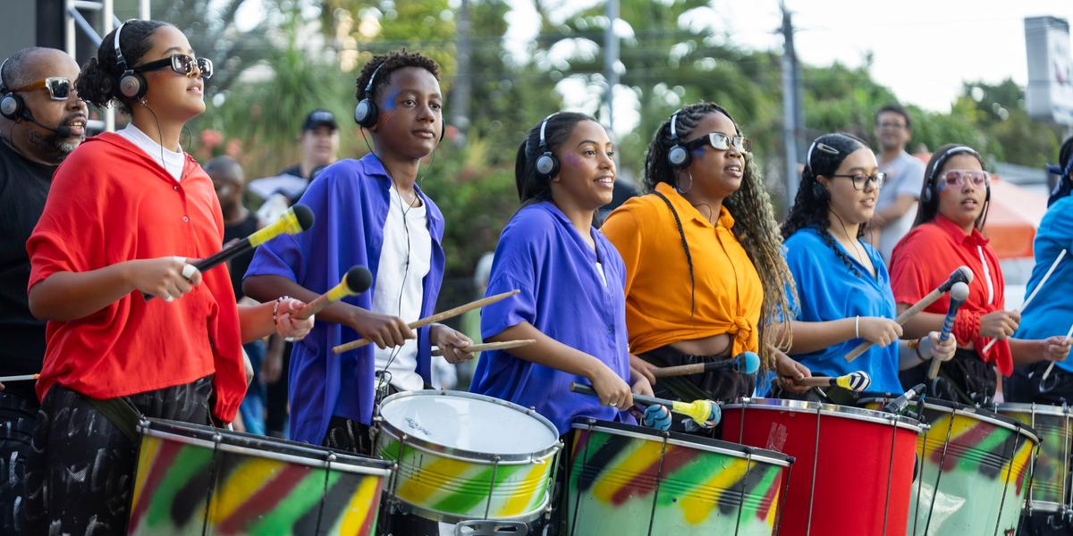 Com o intuito de promover a transformação social por meio da arte, o encontro reúne nomes como Maurício Tizumba, Pé de Sonho, Adrianna, Grupo Somos e Sociedade do Riso, além de alunos do Circo Escola e da Banda Sambaqui, projetos da Armatrux e Companhia Suspensa (Leo Fontes)