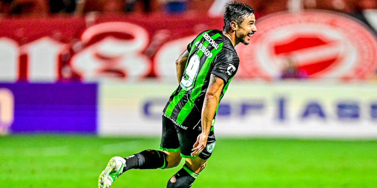 William marcou dois gols na grande vitória do América fora de casa (Foto: Mourão Panda / América)