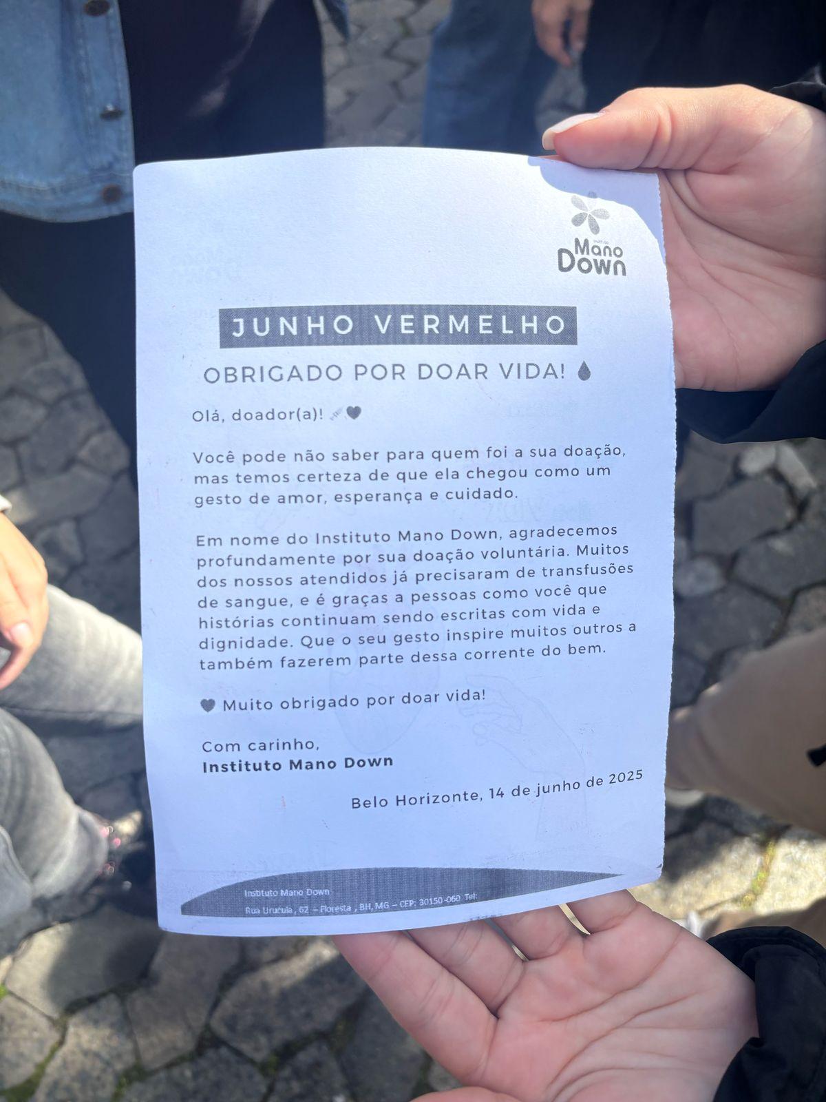 “Estamos aqui para entregar as cartinhas para os doadores. Tem que doar sangue. Querendo ou não tem que vir”, disse o carismático Bernardo (Bermardo Haddad / Hoje em Dia)