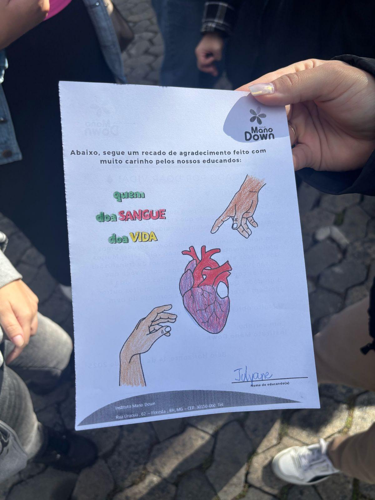 Crianças do Instituto Mano Down desenharam “cartinhas” especiais àqueles que realizaram a coleta no Hemocentro de BH (Bernardo Haddad / Hoje em Dia)
