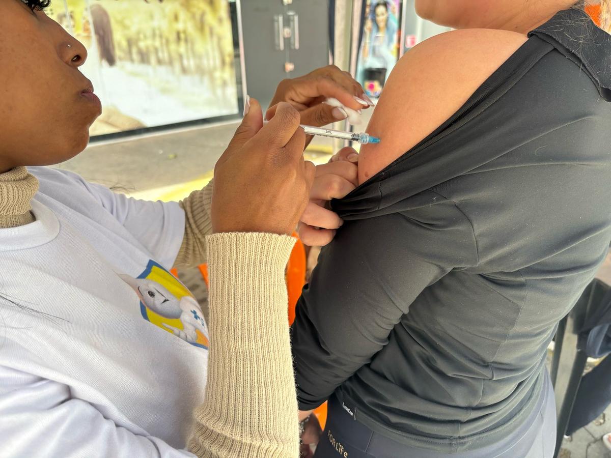 Posto de vacinação atraiu populares que estavam na “feirinha”, como a psicóloga Ana Júlia Reis, de 24 anos, que recebeu a dose do imunizante (Bernardo Haddad / Hoje em Dia)