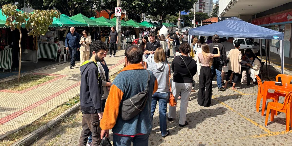 Posto de vacinação foi instalado junto da feira da Silva Lobo, que movimenta o comércio da região (Bernardo Haddad / Hoje em Dia)