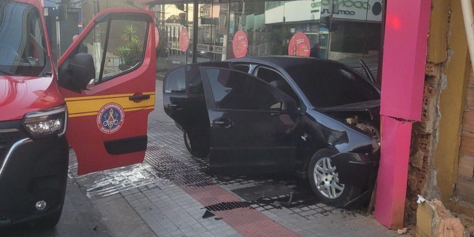 O impacto da colisão foi violento e o homem não utilizava o cinto de segurança no momento do acidente (CBMMG / divulgação)