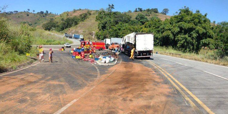 Populares saquearam parte da carga do caminhão antes da chegada dos bombeiros (Divulgação/ CBMMG)