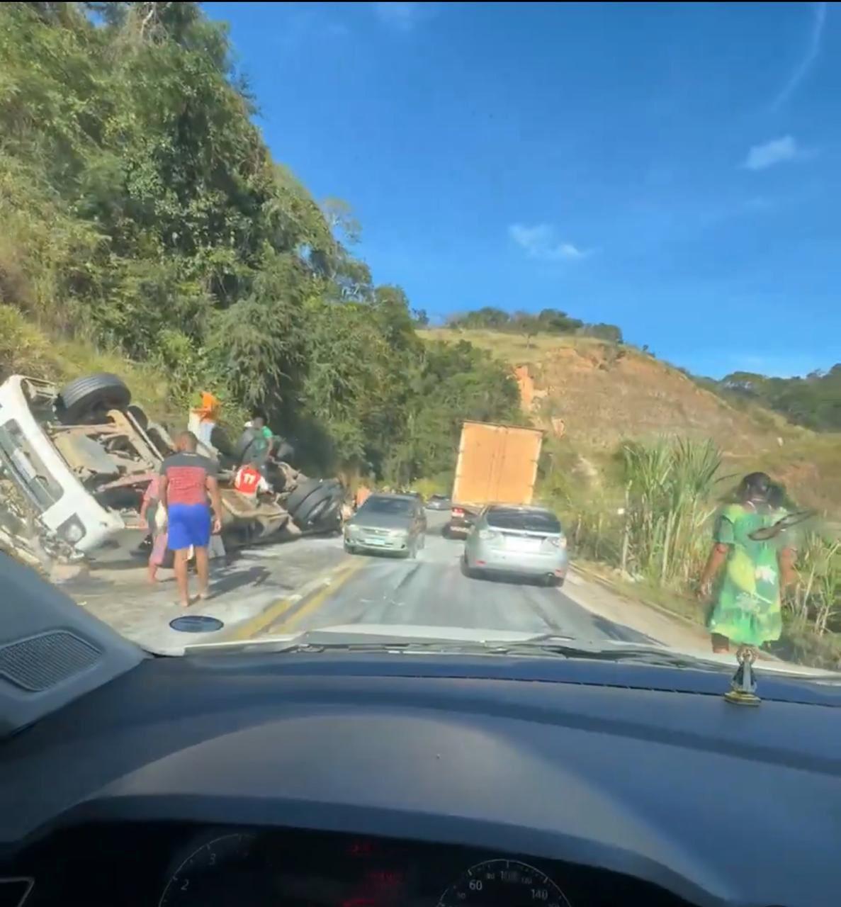 Parte da carga espalhada pela pista foi saqueada por populares que passavam pelo local (Reprodução/ Redes Sociais)