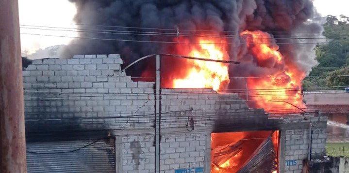 Incêndio atingiu galpão de borracharia em Ibirité (Divulgação/ CBMMG)