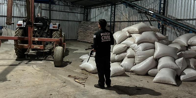 A carga de café, um caminhão e um trator recuperados foram avaliados em mais de R$ 1 milhão (ASCOM-PCMG)