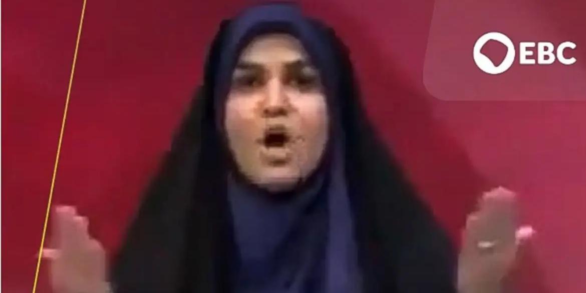 Vídeos publicados nas redes sociais mostram uma apresentadora ao vivo no estúdio, enquanto o cenário e a câmera tremem durante um bombardeio (Reprodução do Vídeo)