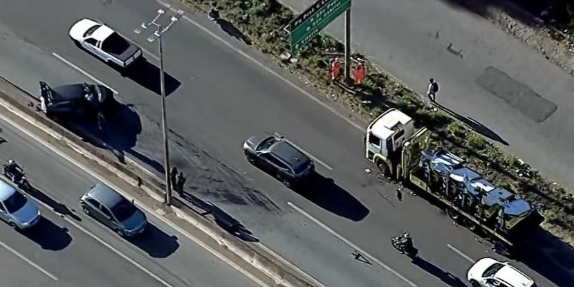 Veículos estão trafegando apenas na faixa do meio do Anel Rodoviário, na altura do bairro São Paulo, região Nordeste de BH (Reprodução/ TV Globo)