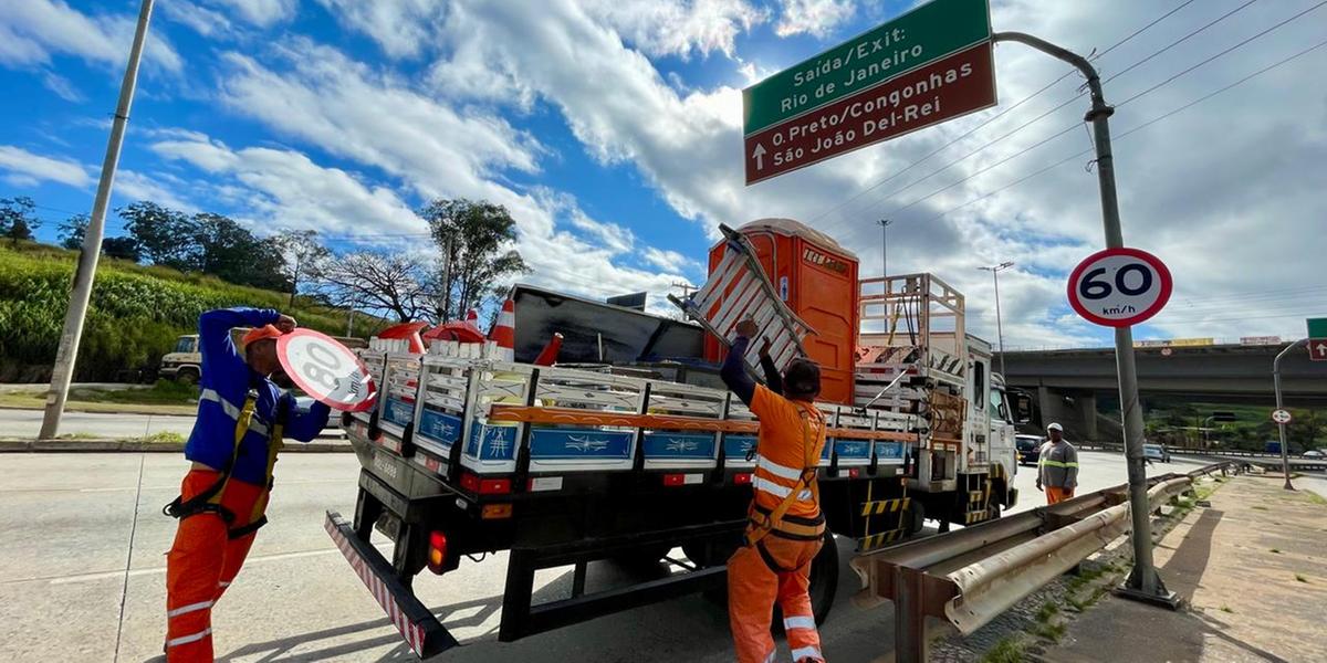 Placas foram trocadas na manhã desta terça-feira (17) (Valéria Marques/ Hoje em Dia)