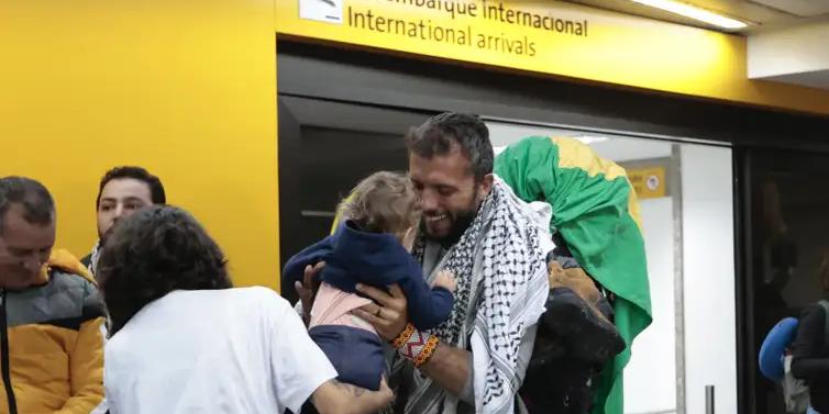 Ativista Thiago Ávila é recebido por familiares e apoiadores no Aeroporto Internacional de São Paulo (Paulo Pinto/Arquivo/Agência Brasil)