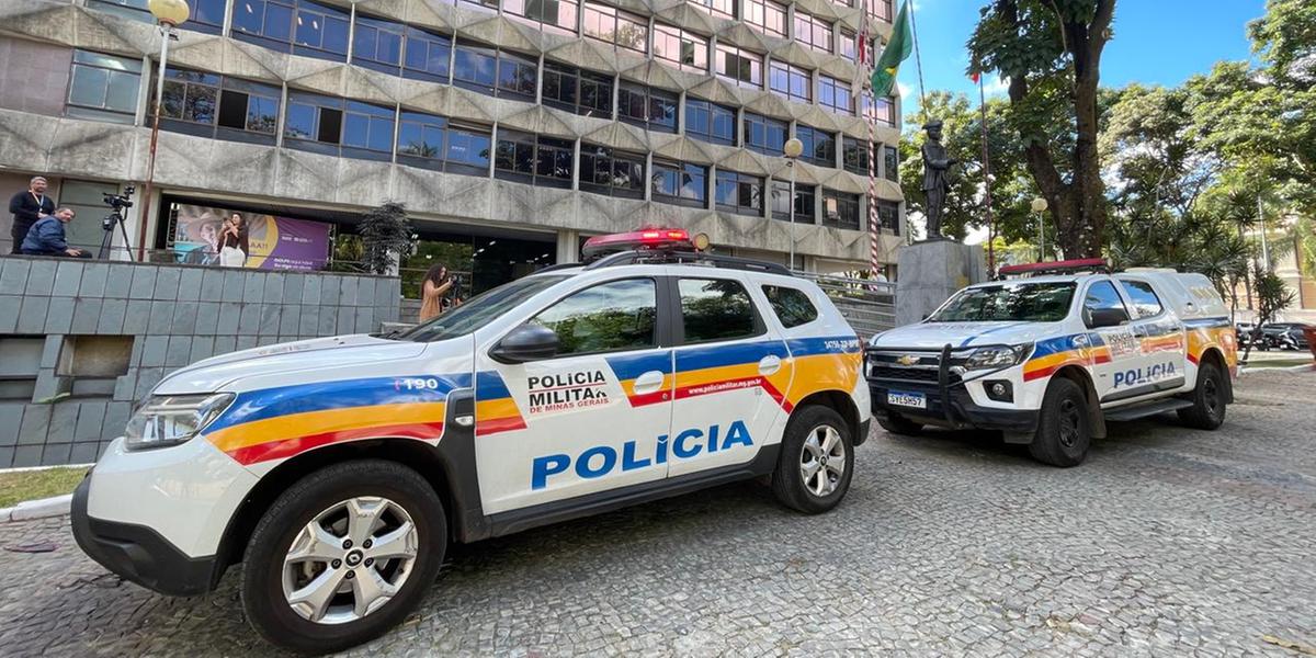 Policiais foram presos e podem responder por posse ilegal de arma de fogo (Valéria Marques/ Hoje em Dia)