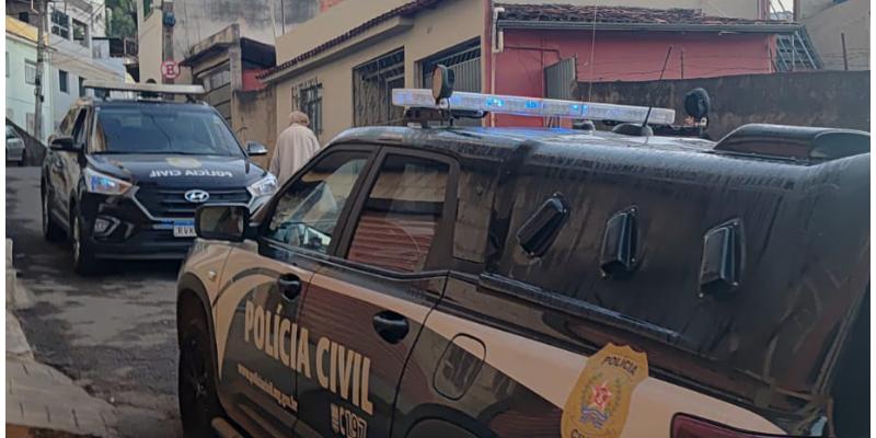 Durante a ação criminosa, os homens agiram com extrema violência. Uma das vítimas foi brutalmente agredida com uma coronhada na cabeça, resultando em ferimento grave e intenso sangramento (Divulgação/PCMG)