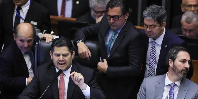 Texto autoriza o uso de emendas parlamentares de comissão e de bancada para o pagamento de salários de profissionais da saúde, mas mantém a vedação desse uso para as emendas individuais (Lula Marques/Agência Brasil)