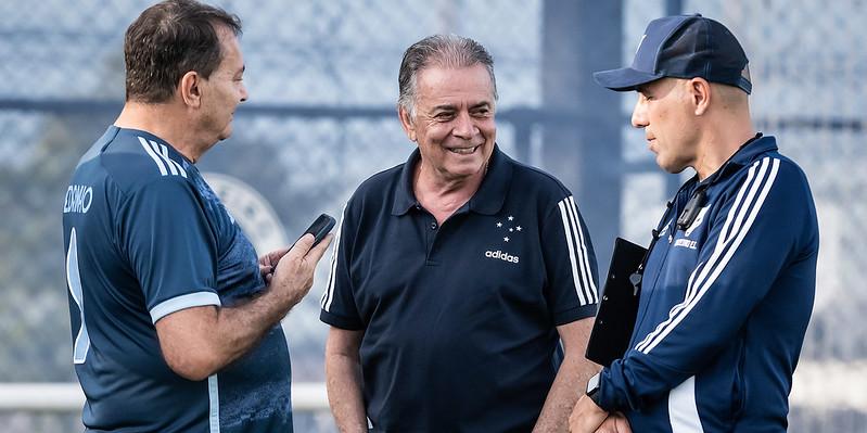 Jardim conversa com Pedrinho e Pelaipe. (Foto: Gustavo Aleixo/Cruzeiro)