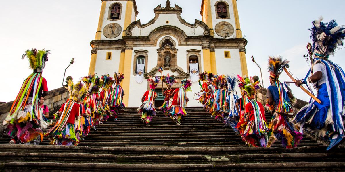 Tradições que atravessaram mais de 300 anos de história, chegaram ao século 21 mantendo uma identidade fundamental: a ancestralidade de matriz africana com canto, ritmo e dança (Iphan / divulgação)