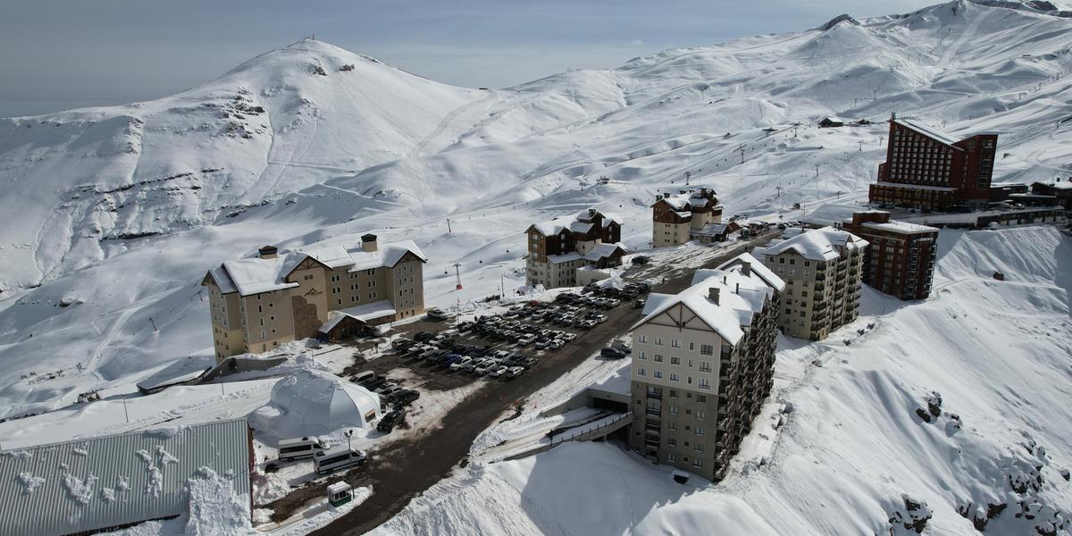 Valle Nevado Ski Resort antecipou início da temporada graças às excelentes condições climáticas e ao acúmulo de neve na cordilheira (Valle Nevado / divulgação)