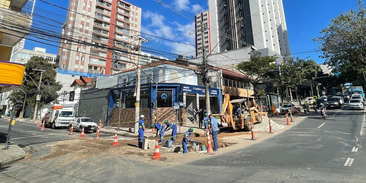 Funcionários da Copasa realizam manutenção em tubulação na Savassi, em BH (Valéria Marques/ Hoje em Dia)