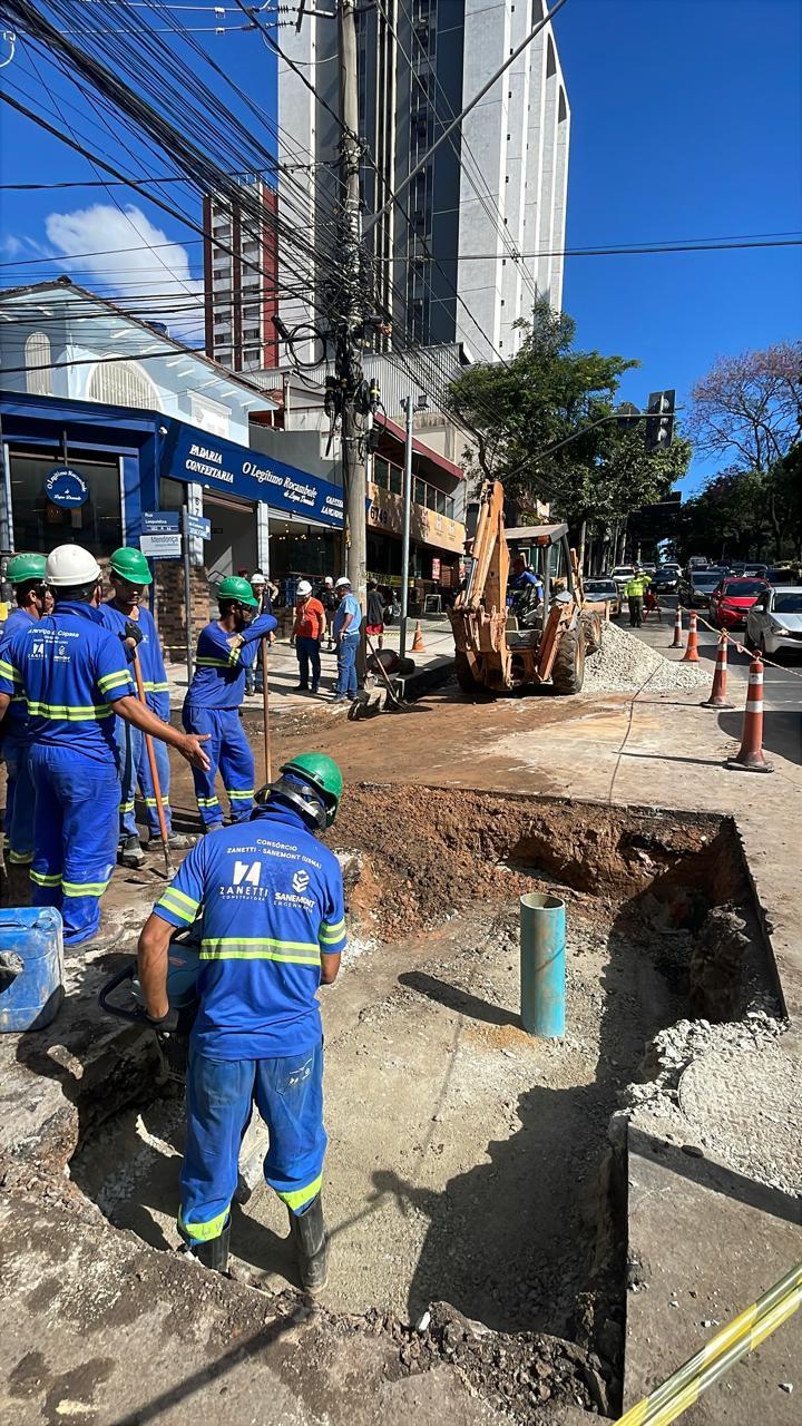Previsão da Copasa é que os trabalhos sejam concluídos até o fim da manhã desta quarta-feira (18) (Valéria Marques/ Hoje em Dia)