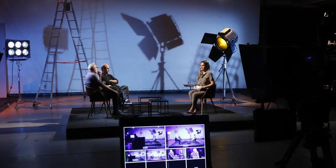 Gravação do programa Cine Resenha, da TV Brasil, com o cineasta Marcelo Gomes, o crítico de cinema Eduardo Valente, apresentado por Priscila Rangel (Fernando Frazão/Agência Brasil)