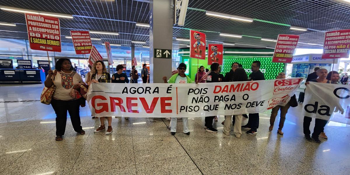Professores protestam contra Álvaro Damião no Aeroporto de Confins (Maurício Vieira / Hoje em Dia)