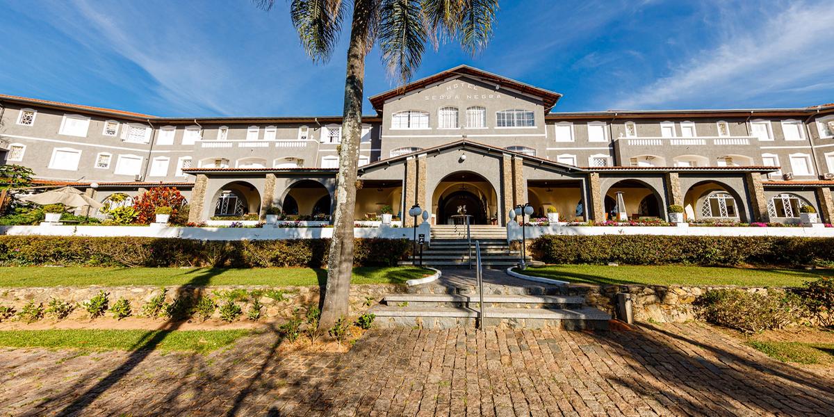 Resort preserva o charme da arquitetura colonial europeia em harmonia com uma estrutura contemporânea e completa para hospedagem, lazer e eventos (Grand Resort / divulgação)