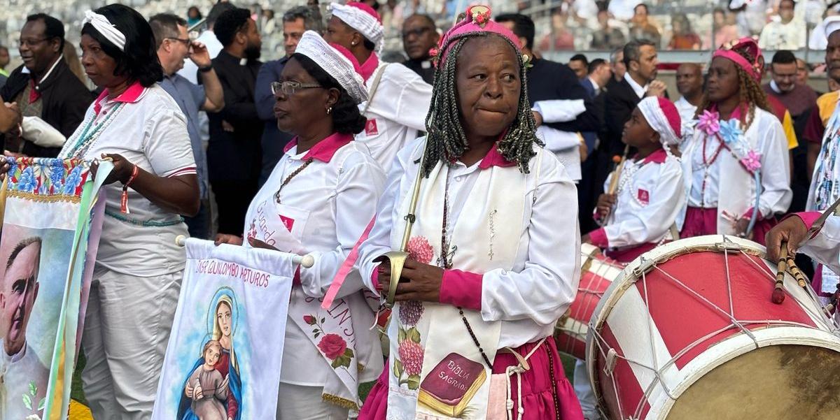 Comunidade dos Arturos ‘oferece flores’ à Nossa Senhora durante Torcida de Deus (Maurício Vieira / Hoje em Dia)